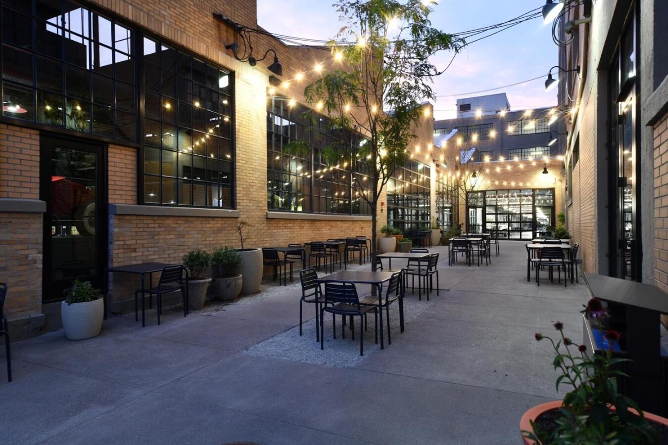 Free Parking! Downtown King Suite Lucas Oil- Conv Center Skywalk#1 Indianapolis Exterior foto
